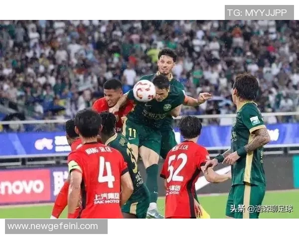 上海海港在中超联赛第29轮中以三球优势战胜浙江俱乐部绿城展现强劲实力