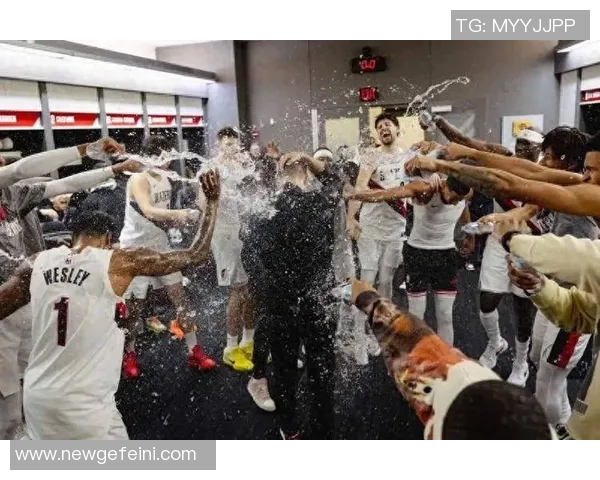 小杨激情泼水庆祝斯普利特首场胜利并获得比赛用球