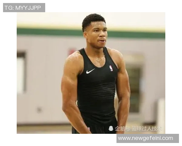 字母哥身穿43号球衣训练双臂肌肉线条惊艳全场引发热议 字母哥身穿43号球衣训练双臂肌肉线条惊艳全场引发热议