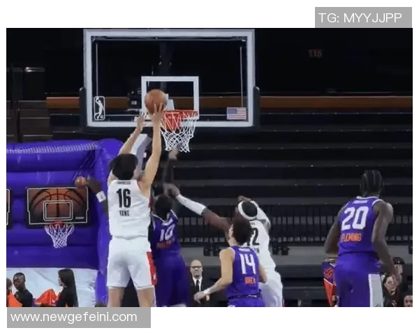 杨瀚森G联盟比赛三分球失误尴尬投篮竟然击中篮板侧沿引发笑声 杨瀚森G联盟比赛三分球失误尴尬投篮竟然击中篮板侧沿引发笑声