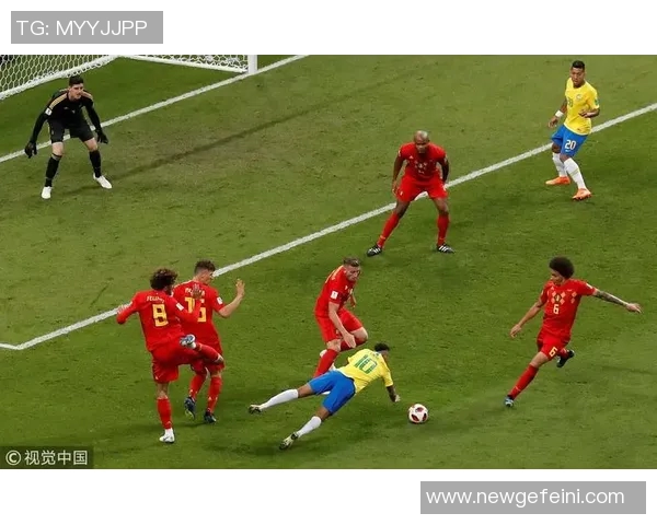 多特球员与教练对漏判点球提出质疑主裁回应拉扯轻微且无效